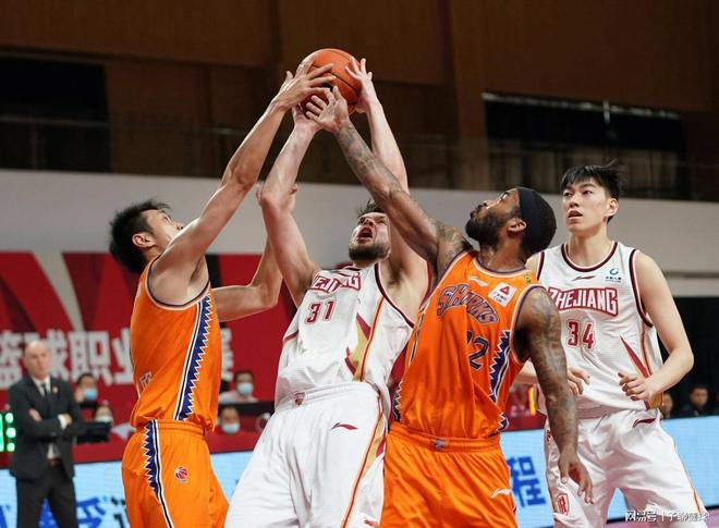 一块被泥土 一块被泥土